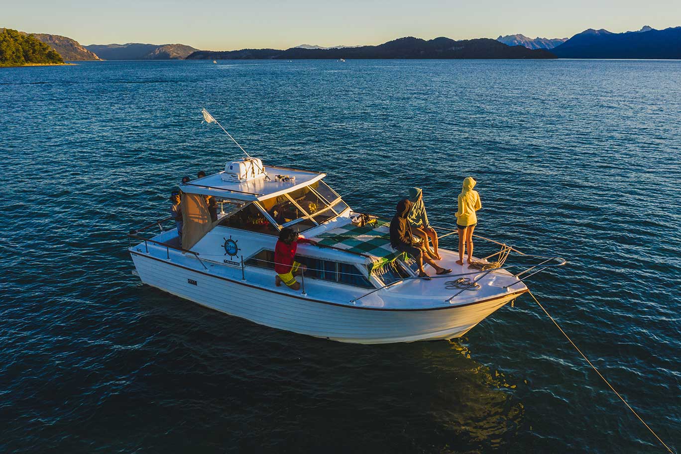 navegando en barco por los lagos de Nequén