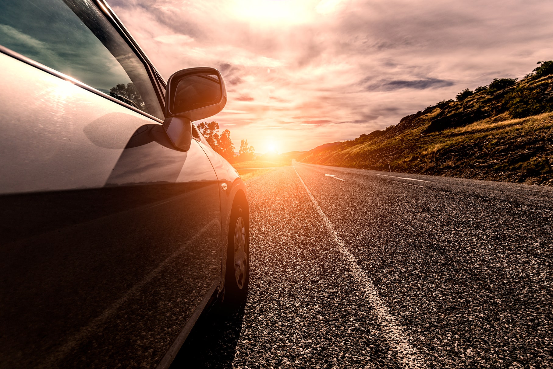 Automovil viajando por las rutas de Nequén