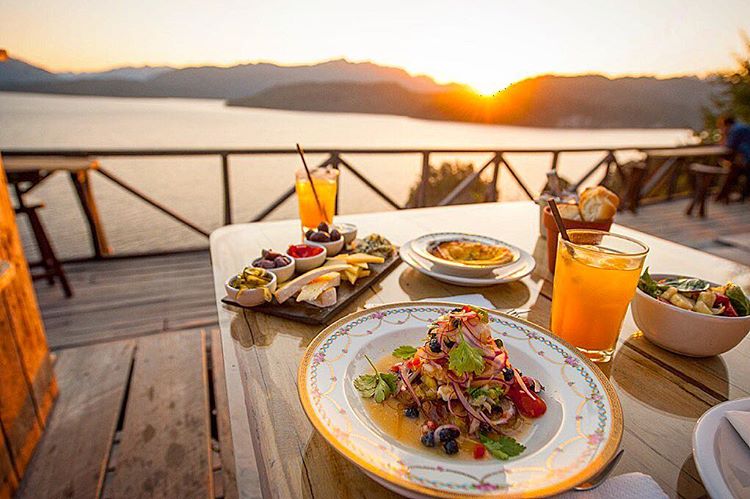 almuerzo en restaurante de villa la angostura